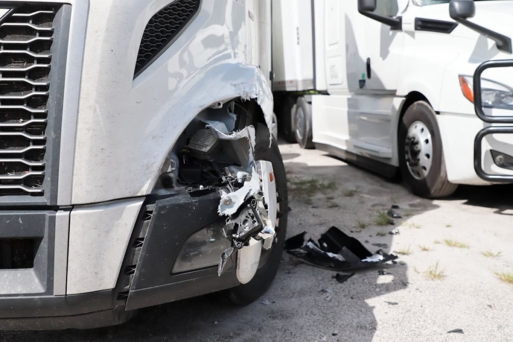 Truck hits Skoda Kushaq and Hyundai Venue: Here’s the result [Video] - CarToq.com