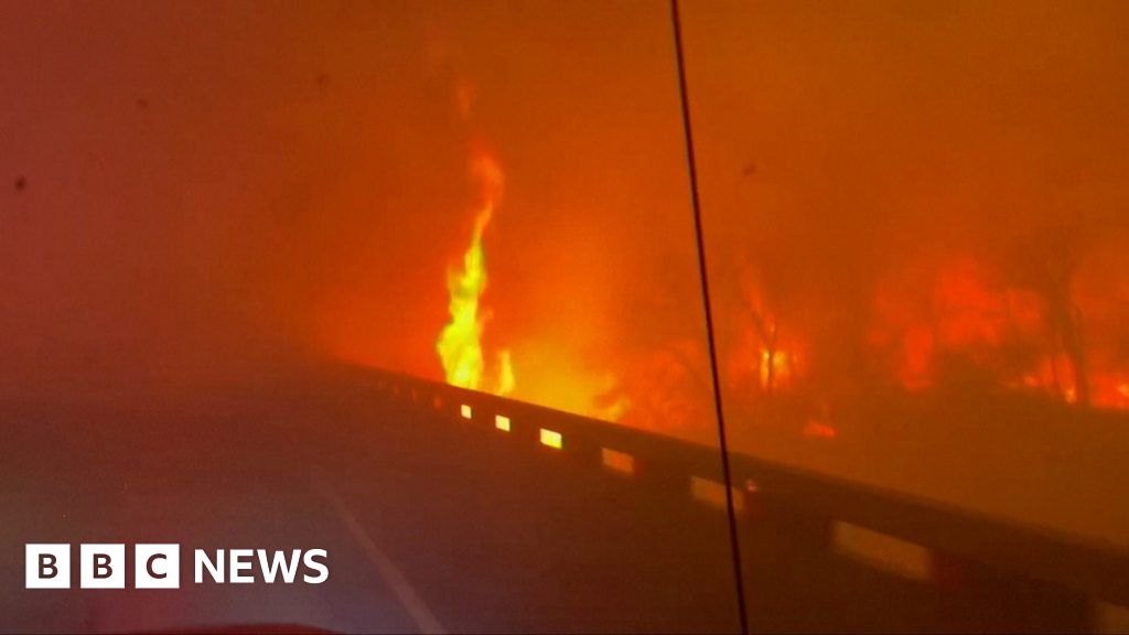 Texas wildfire: Fire truck drives through inferno - BBC