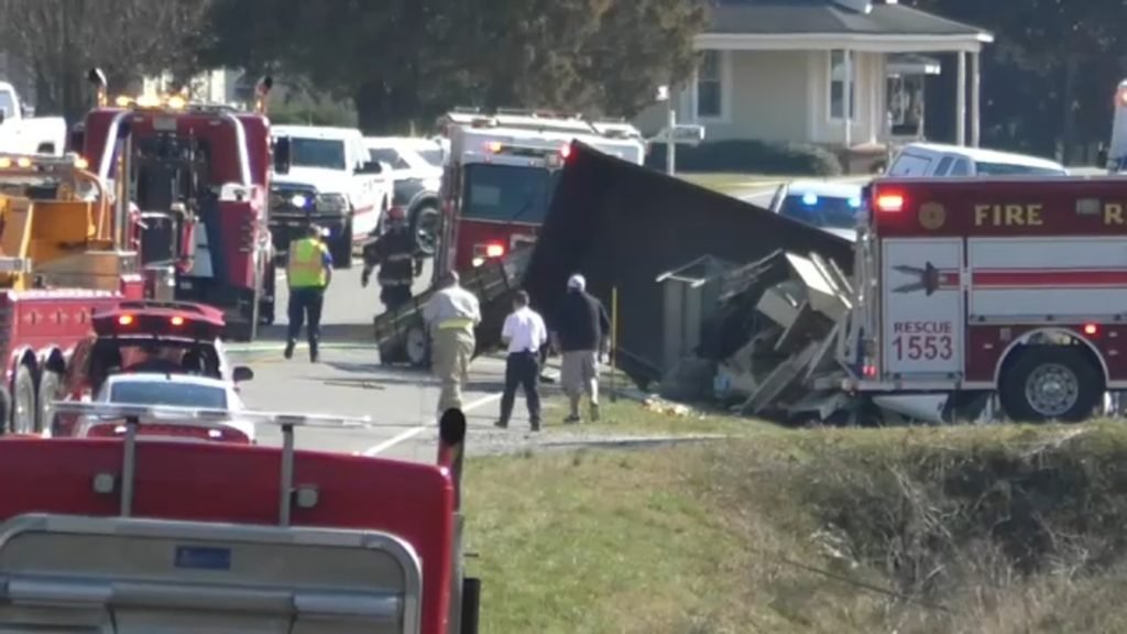 At least 2 dead in Sampson County crash involving SUV, dump truck - WTVD-TV