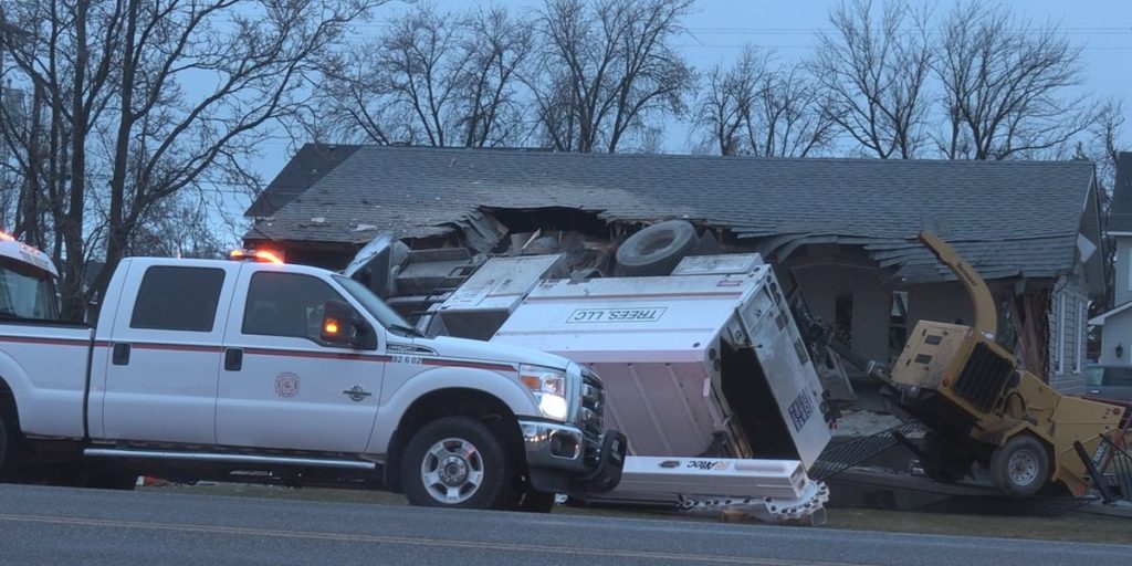 Tree trimming truck crashes into insurance agency in Wendell - KMVT