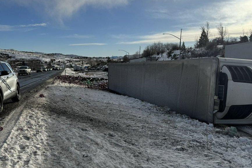 Overturned truck covers highway in Dr. Pepper, 7Up - UPI News