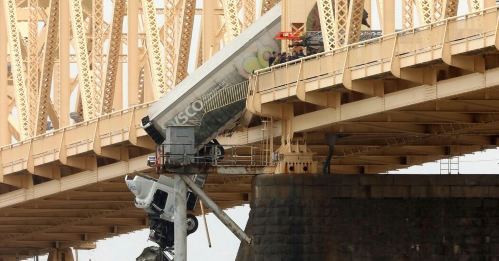 Firefighter Rescues Driver in Truck Hanging Over Kentucky Bridge - The New York Times