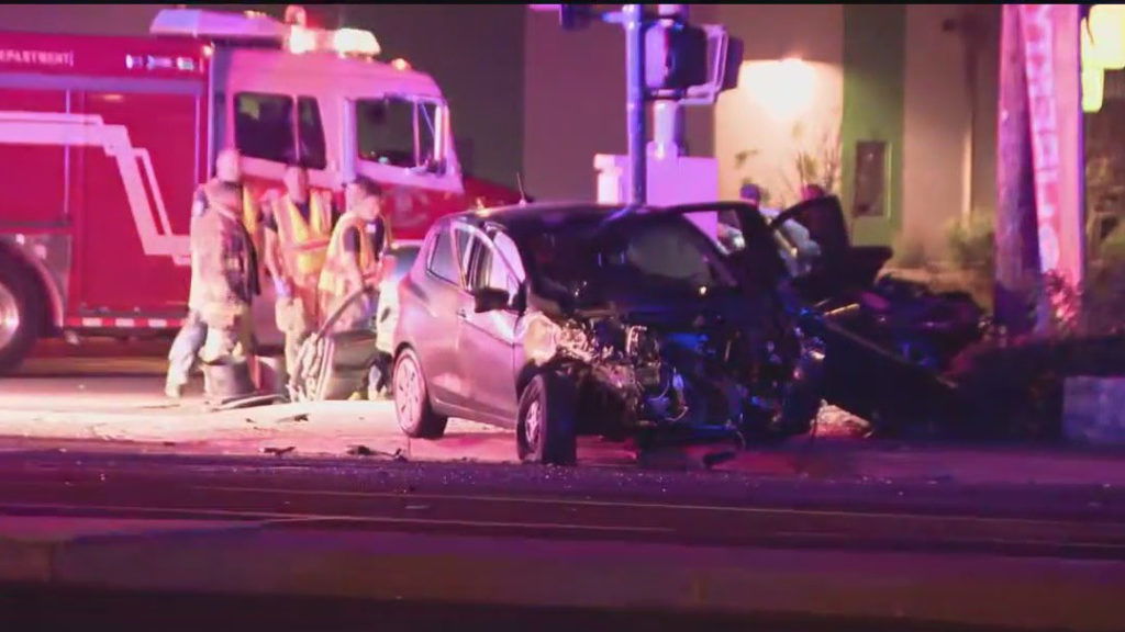 Car crash in west Phoenix leaves 1 dead, 1 injured - FOX 10 News Phoenix