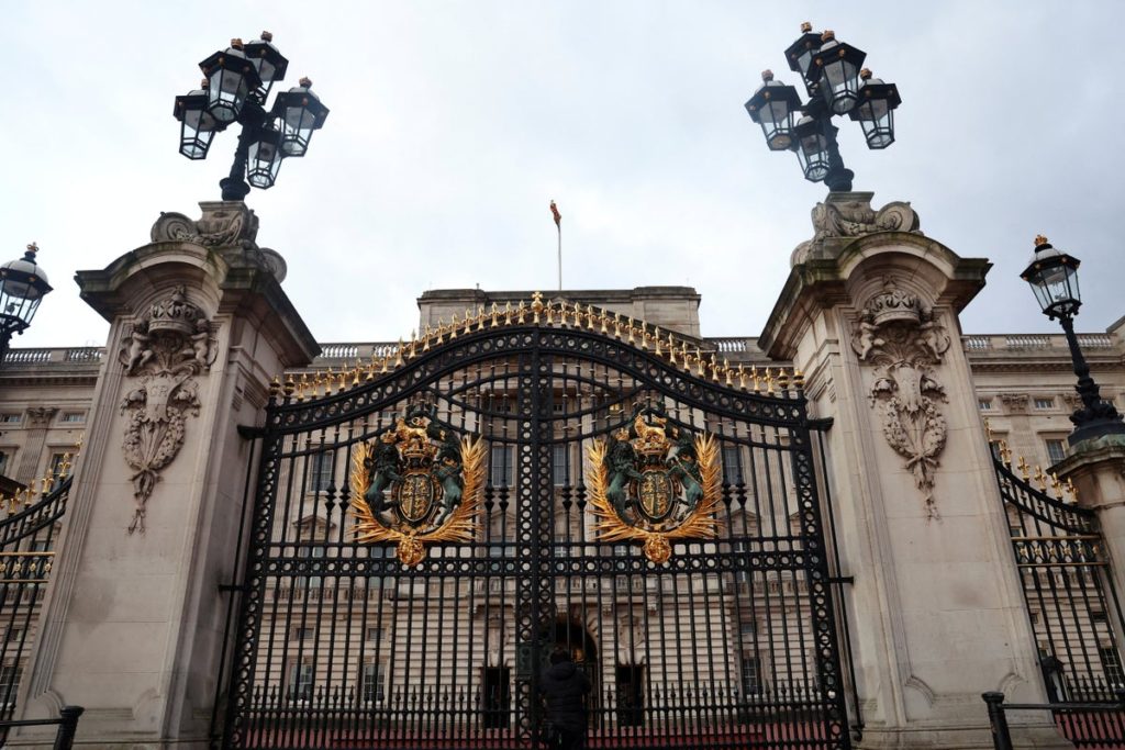 Man arrested after car crashes into Buckingham Palace gates - Yahoo News Australia