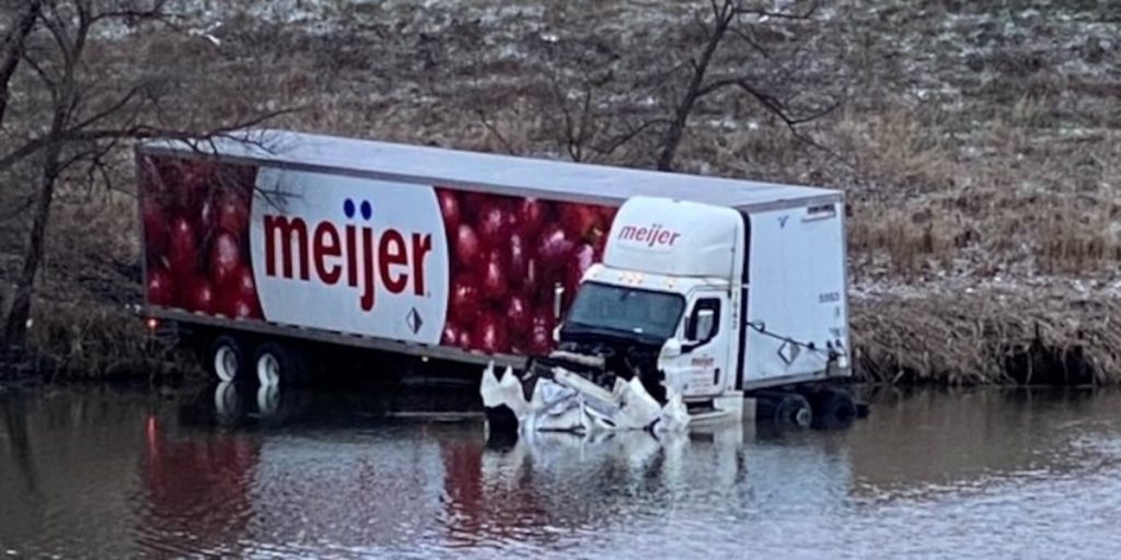 Semi crashes into Toledo pond, several crashes reported Sunday - WTVG