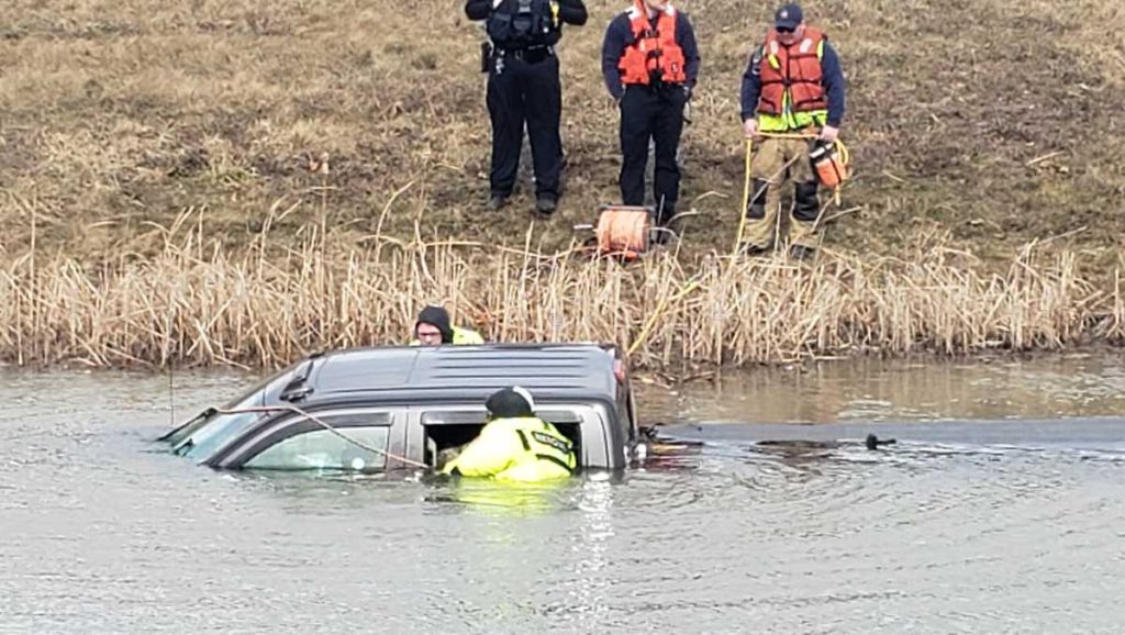 Pleasant Prairie Fire retrieves truck from a retention pond - WISN Milwaukee