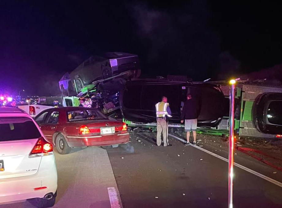 Trailer with Cybertrucks and other Teslas involved in accident in Colorado - TESLARATI