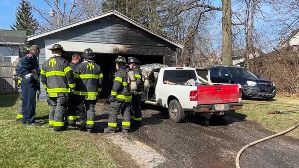 Truck fire spreads to garage in Youngstown - WKBN.com