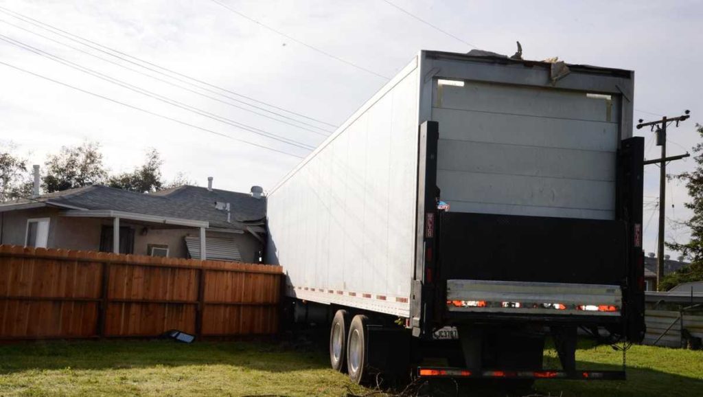 Two people injured after semi-truck crashes into Riverbank duplex - KCRA Sacramento