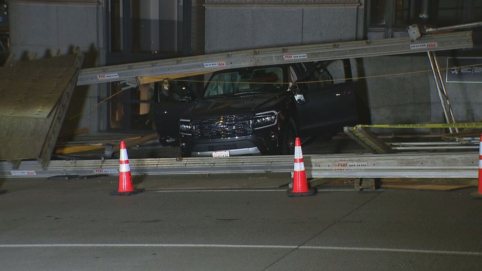 Car crashes into scaffolding in downtown Seattle - KOMO News