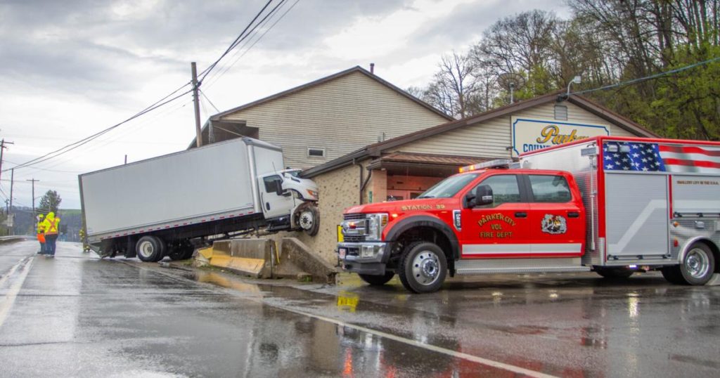 2 hurt when truck crashes into store | Free | thederrick.com - Oil City Derrick