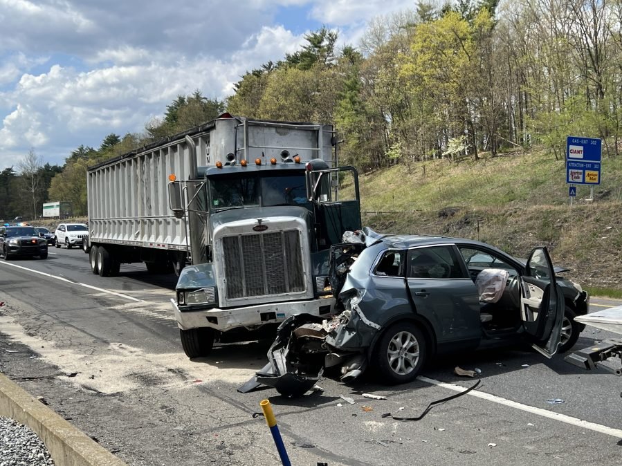 Truck driver runs from multi-vehicle crash on I-80, PSP says - Yahoo! Voices