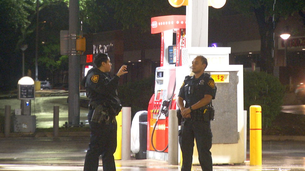 Tow truck driver allegedly stabbed by homeless man at stop light, suspect arrested - WOAI