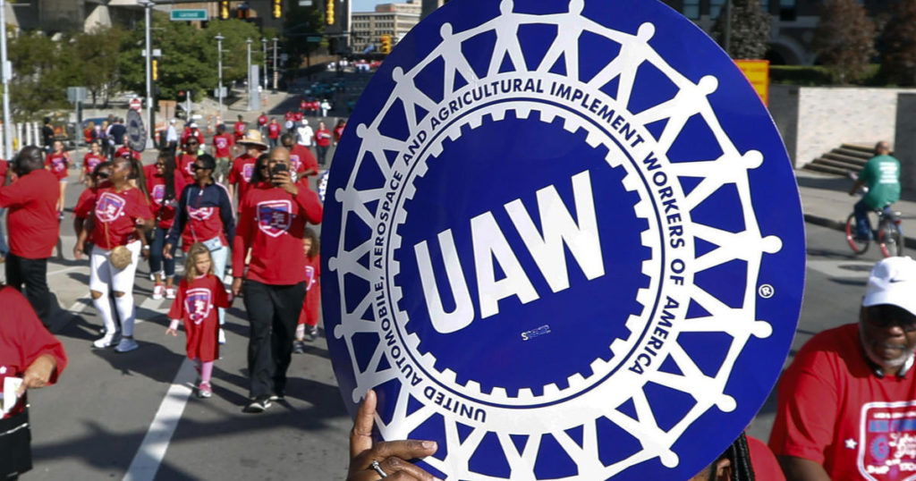 United Auto Workers reaches deal with Daimler Truck, averting potential strike of more than 7000 workers - CBS News