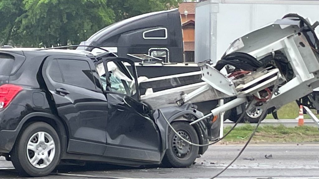 Utility truck with a lift hits car on I-35, causes traffic delays - KENS5.com