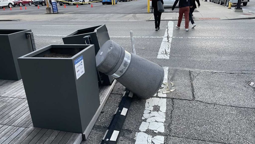 Semi truck strikes pillar outside restaurant in Downtown Cincinnati - WLWT Cincinnati