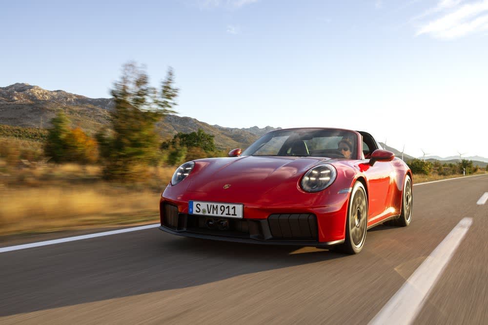 Porsche reveals first-ever 911 hybrid sports car, starting at $164,900 - CNBC