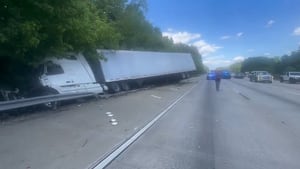 Semi-truck crash blocks lanes on I-85 southbound - Yahoo! Voices