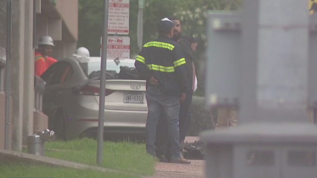 Car crashes into building in downtown Austin while fleeing traffic stop: DPS - FOX 7 Austin