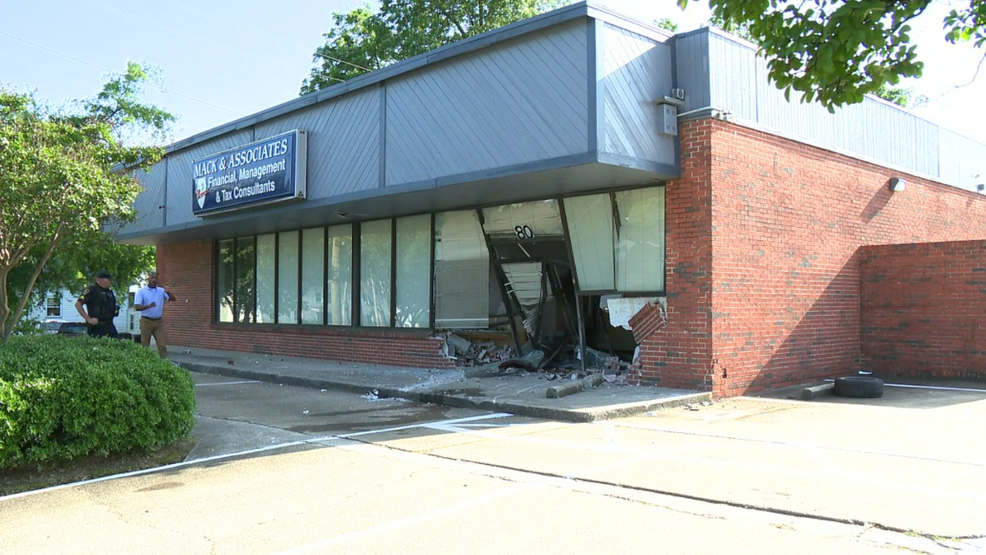 Search underway for driver after car crashes into Birmingham business - Alabama's News Leader