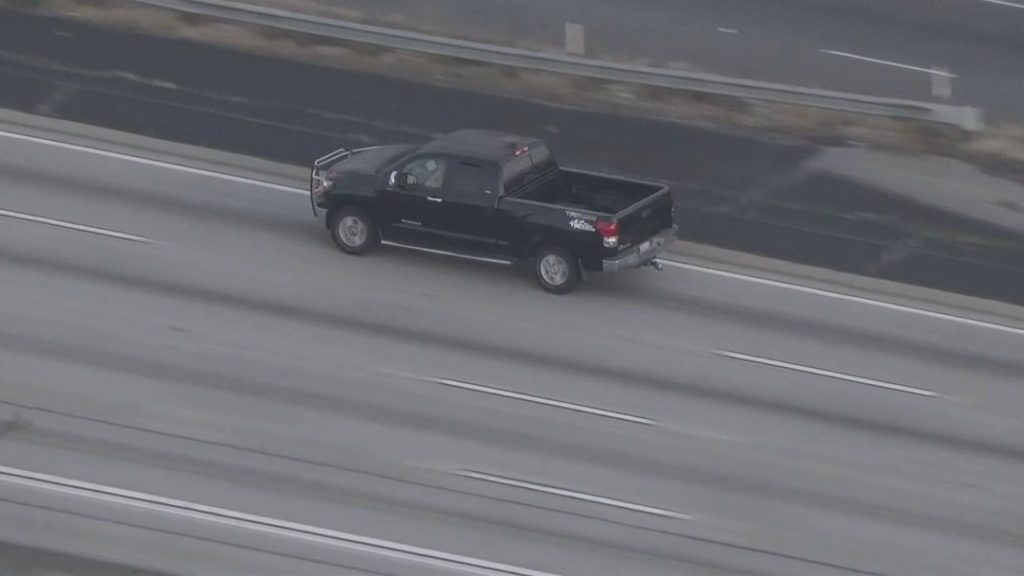 Pickup truck leads police chase on 405 Freeway - FOX 11 Los Angeles