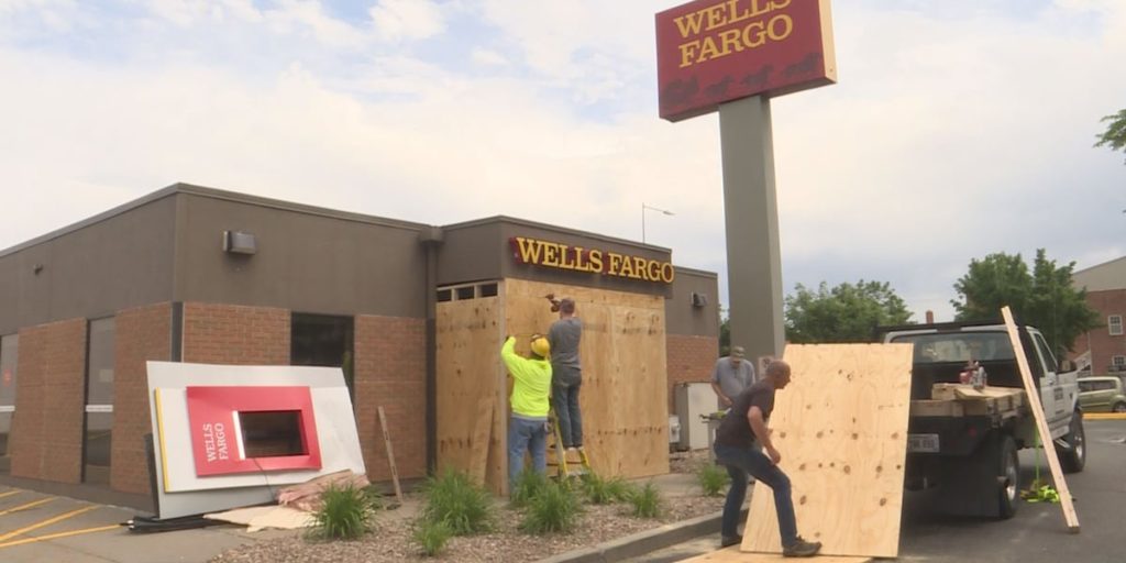 Downtown Lincoln Wells Fargo sustains $130,000 in damage after car crashes into wall - KOLN