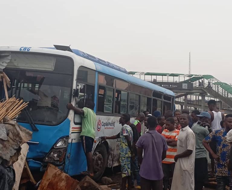 UPDATED: Seven injured as truck rams into BRT on Lagos-Ibadan Expressway - Punch Newspapers