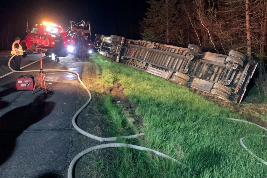 Truck hauling 15 million bees crashes; first responders learn about cargo the hard way - OregonLive