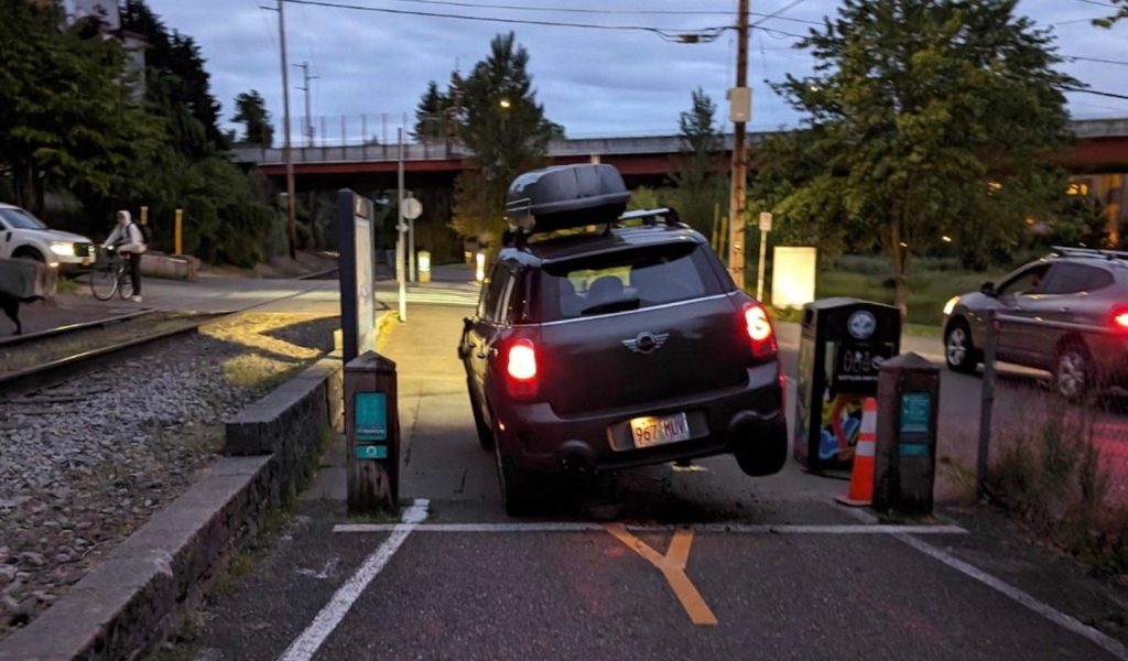 Driver blasts onto Springwater Corridor as bike riders narrowly escape speeding car - BikePortland