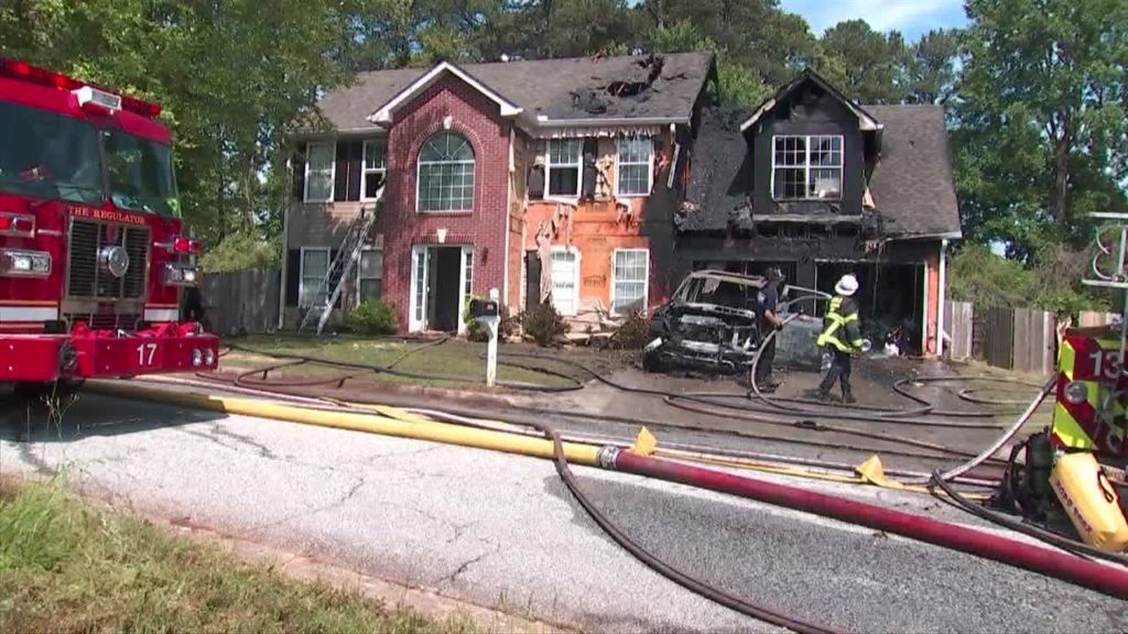 Truck fire spreads to 2 DeKalb County homes - FOX 5 Atlanta