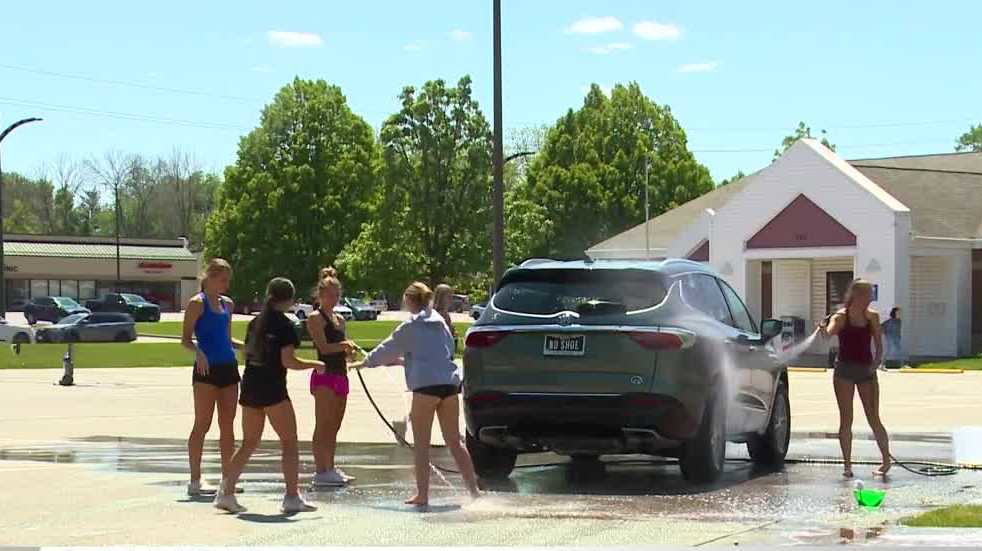 Dallas-Center Grimes NHS students host car wash fundraiser for Perry student Ahmir Jolliff's family - KCCI Des Moines
