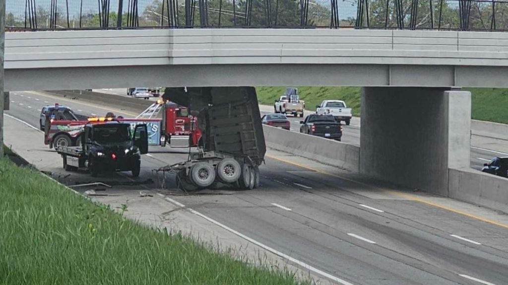 Video shows moment truck hauling gravel slams into overpass on I-94 in Detroit - Yahoo! Voices