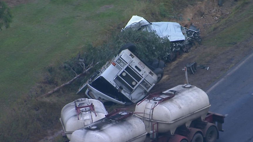 Three dead after truck and car crash on D'Aguilar Highway near Nanango - ABC News