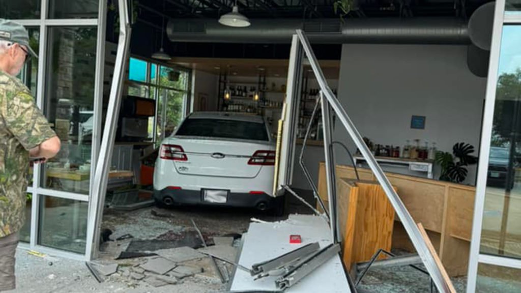 Car slams into Little Kitchen HTX in Jersey Village, Texas - KHOU.com