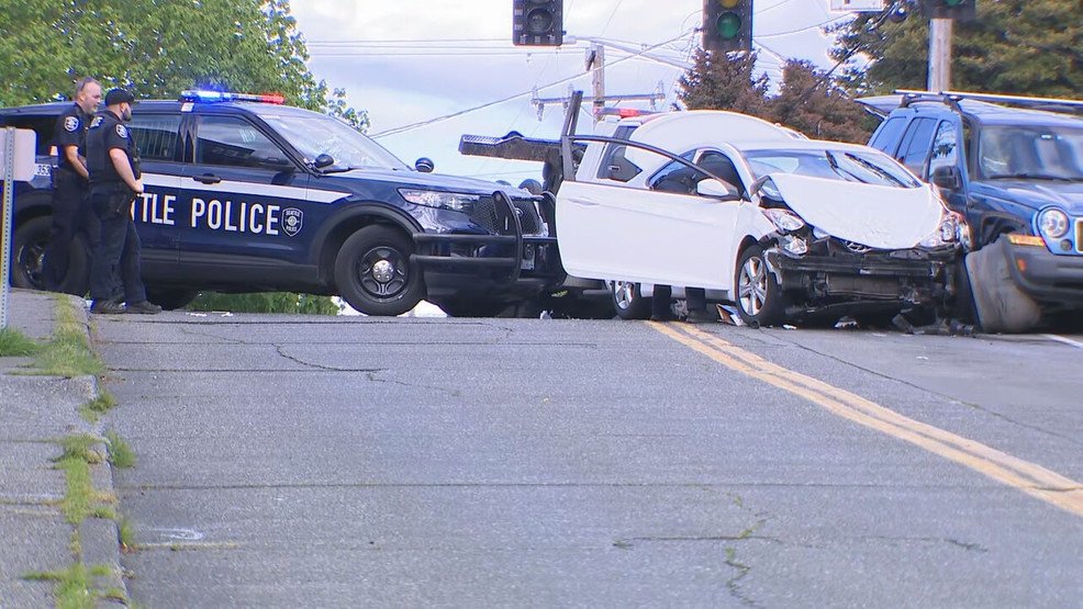 Seattle police arrest 5 juveniles after car theft spree ends in high-speed chase - KOMO News