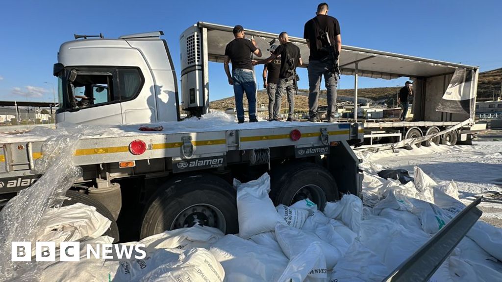 Israeli protesters attack Gaza aid trucks in West Bank - BBC.com