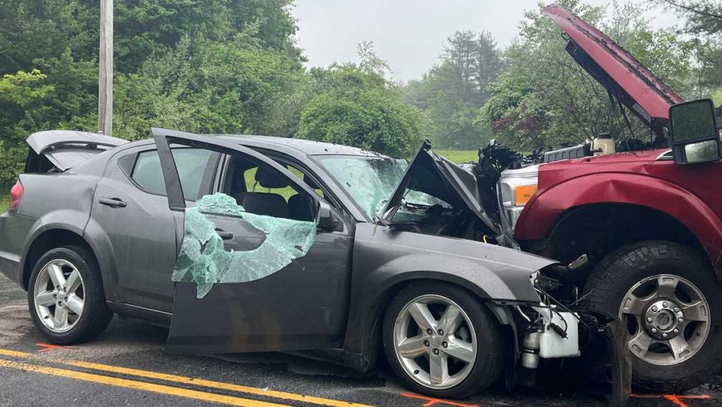 Two adults, child hurt in head-on crash with landscaping truck in Scarborough - WMTW Portland