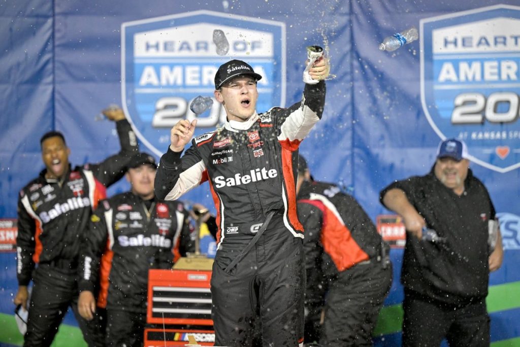 Corey Heim caps busy day at Kansas with dominant Truck win - Motorsport.com