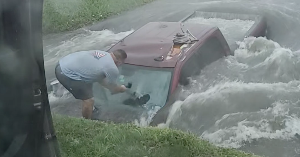 Dramatic video shows Texas couple rescuing truck driver from flooded ditch - CBS News