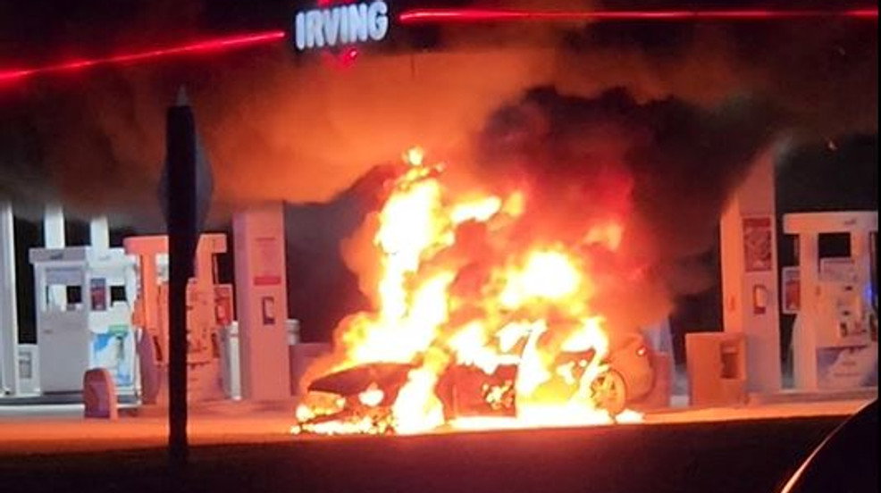 Fire engulfs car at Maine gas station - WGME