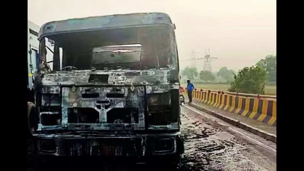 Two burnt alive as loader, truck collide, catch fire - The Times of India