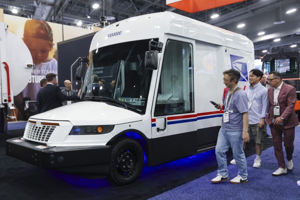 New truck modernizes mail service fleet, 'leaping them forward 30 years' - Las Vegas Sun