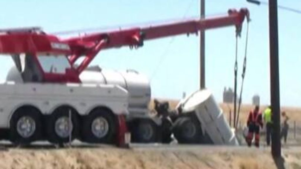 California: The trailer of a truck fell into a sinkhole after it opened up in Madera - Sky News