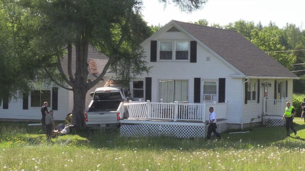 Driver dies after truck crashes into home in Hampden - WGME