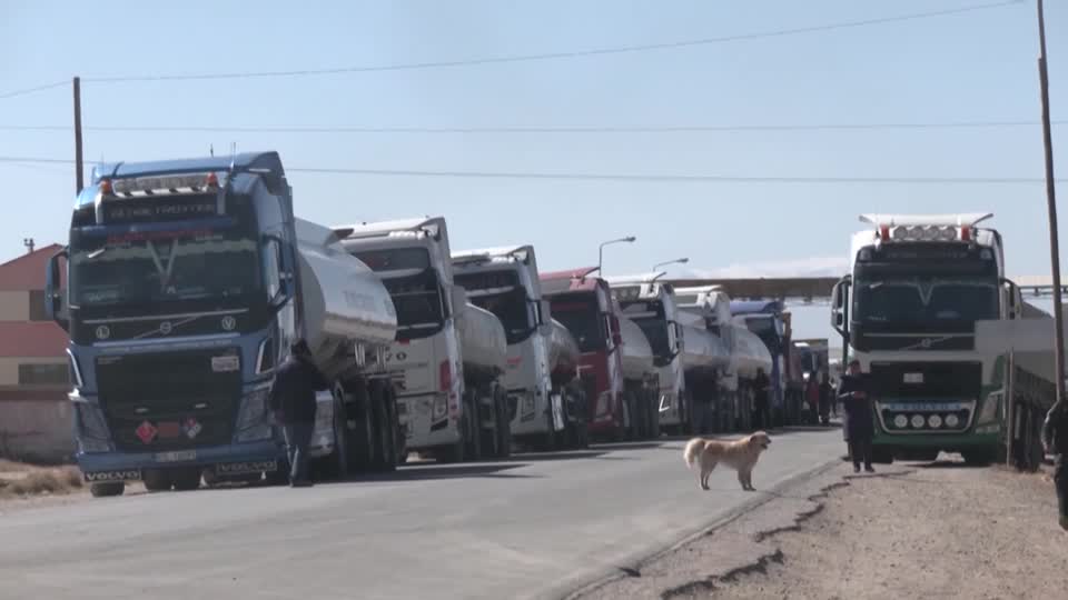 8170CR-BOLIVIA-FUEL_SHORTAGE_ROUGH_CUT_O_