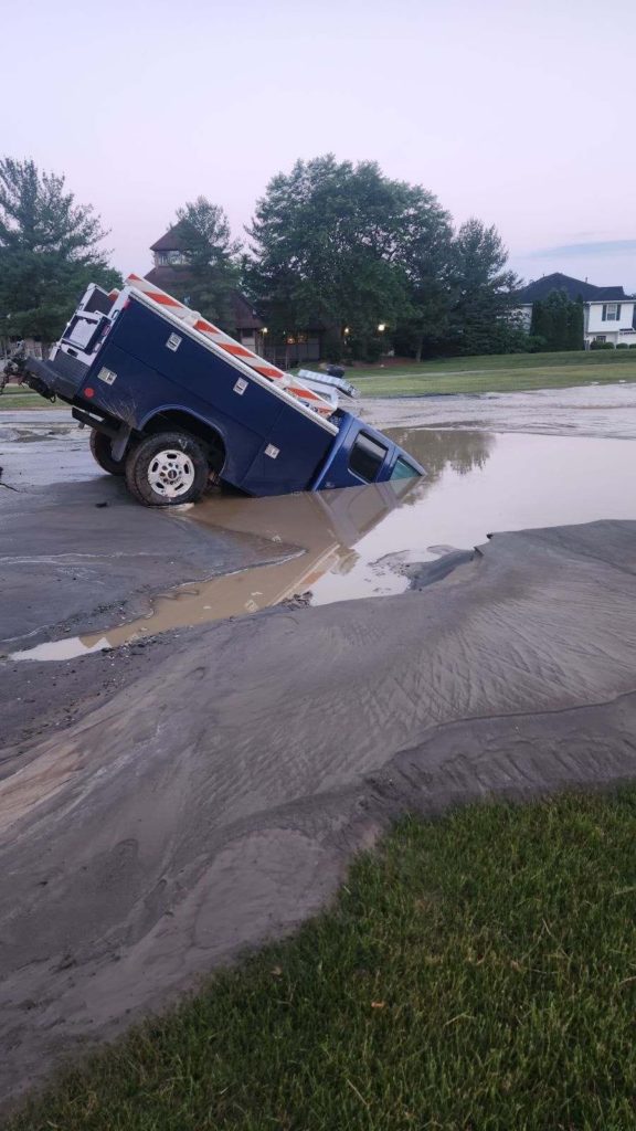 Water main break causes sinkhole on Sand Run Parkway, Fairlawn work truck falls in - Yahoo! Voices