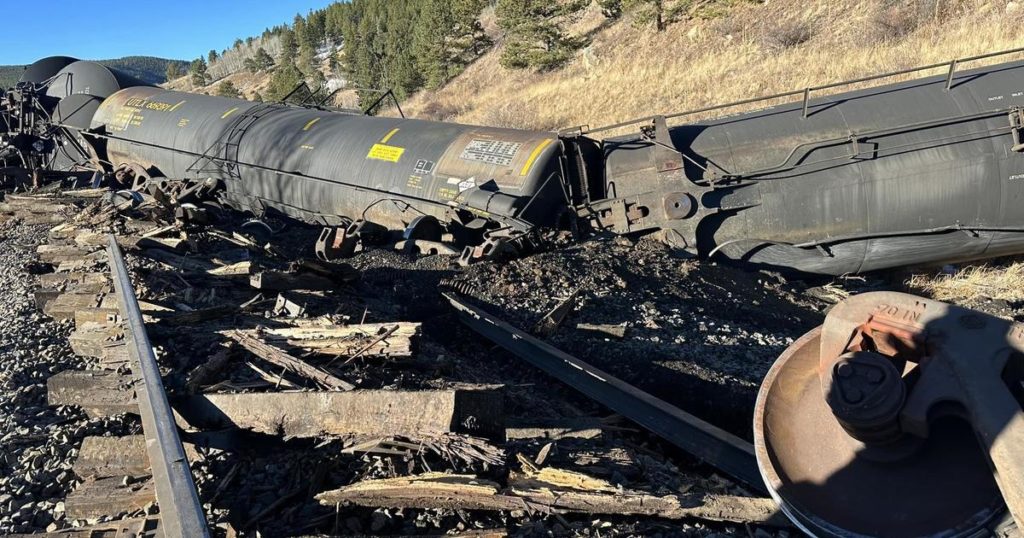 Broken rail caused 16-car freight train derailment in Colorado foothills - CBS Colardo