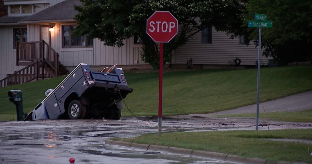 Truck falls into sinkhole in Fairlawn - News 5 Cleveland WEWS