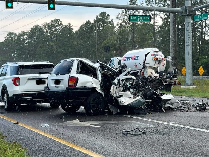 33-year-old man dead after crashing into propane truck at US 1 and Las Calinas Blvd - WJXT News4JAX