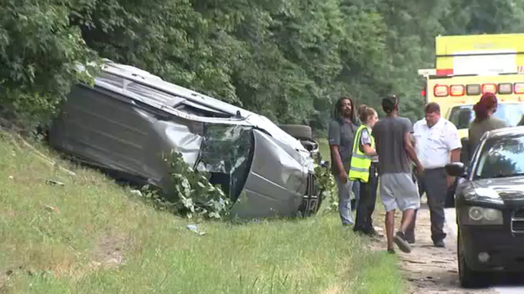 Good Samaritan comes to the rescue after seeing car flip on I-285 - WSB Atlanta